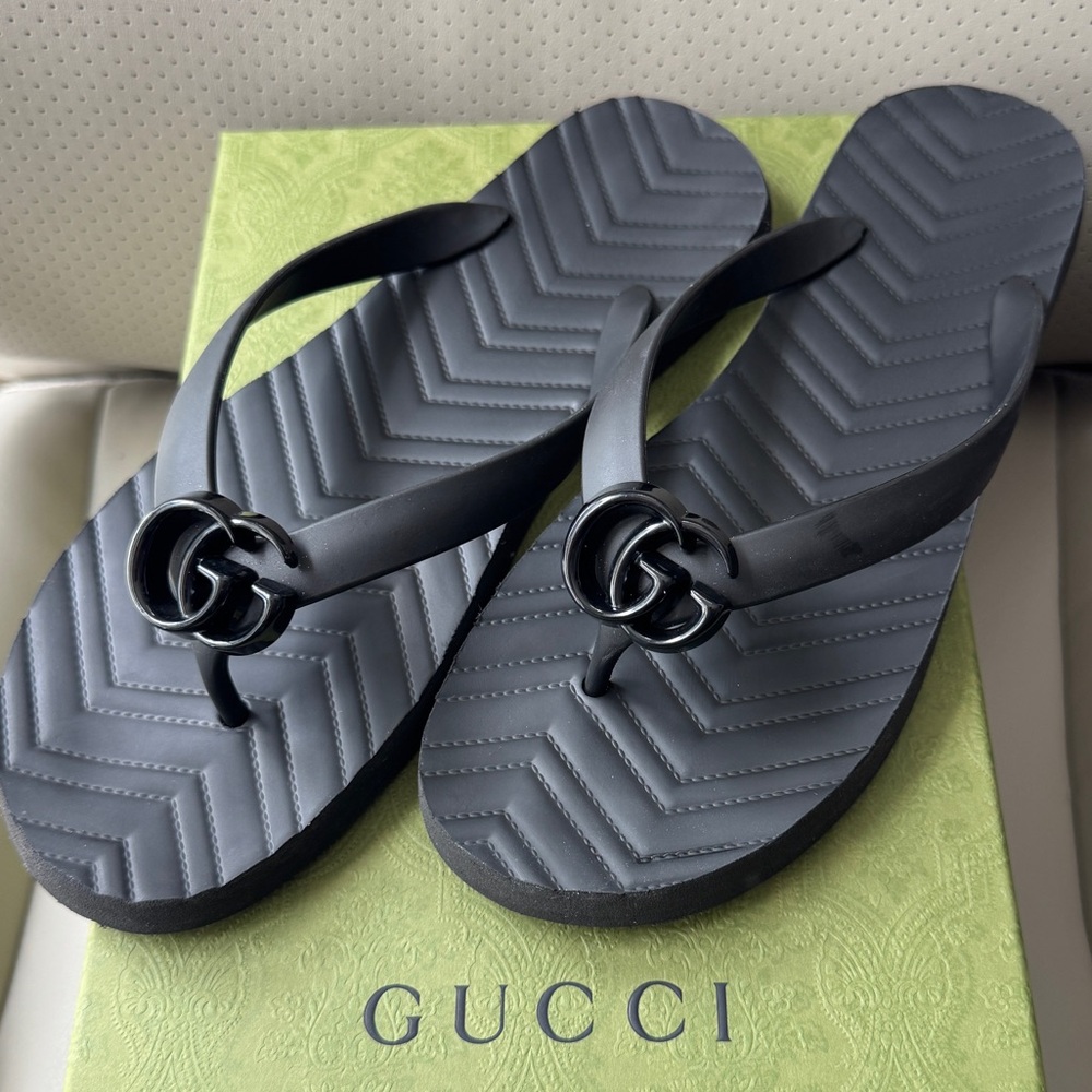 Gucci Interlocking GG Flip Flops. Men’s size 8. Black.